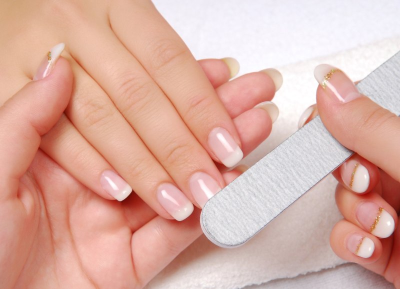 Красный маникюр с надписью Amore