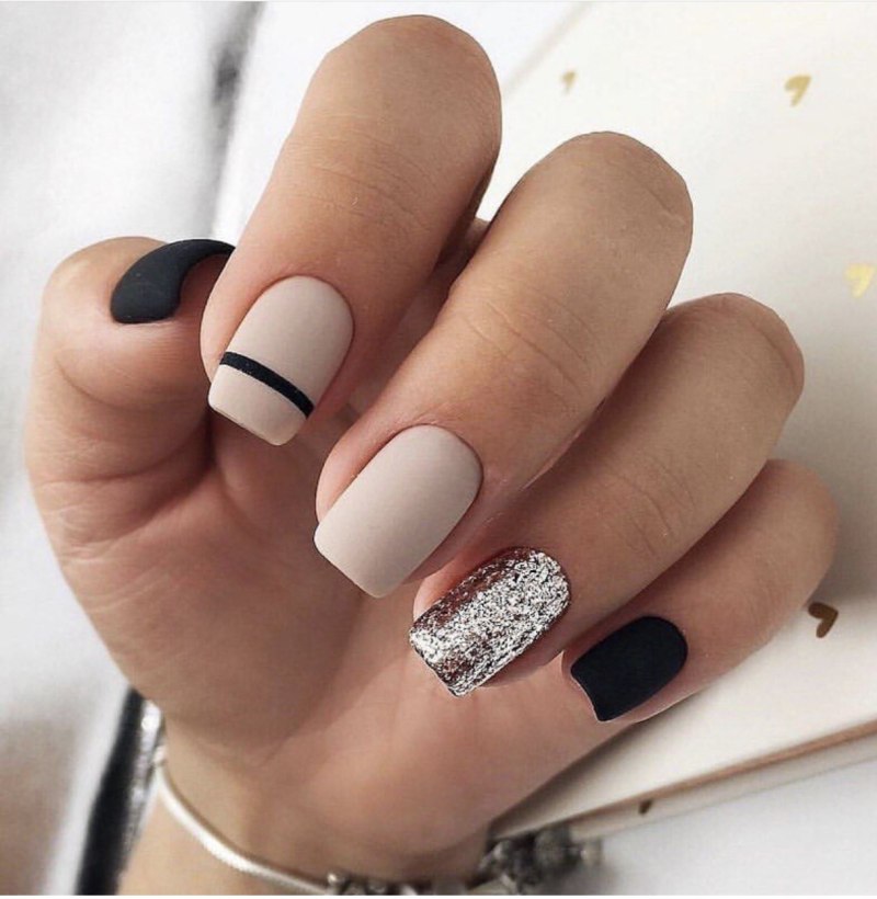 Чёрный френч на ногтях