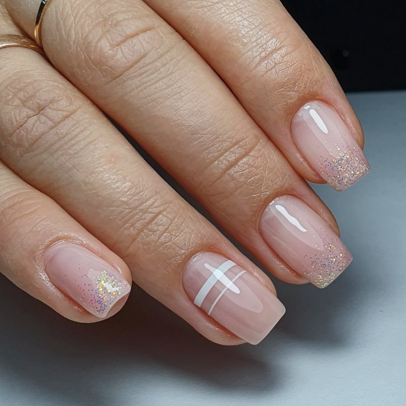 Прозрачный маникюр на короткие ногти