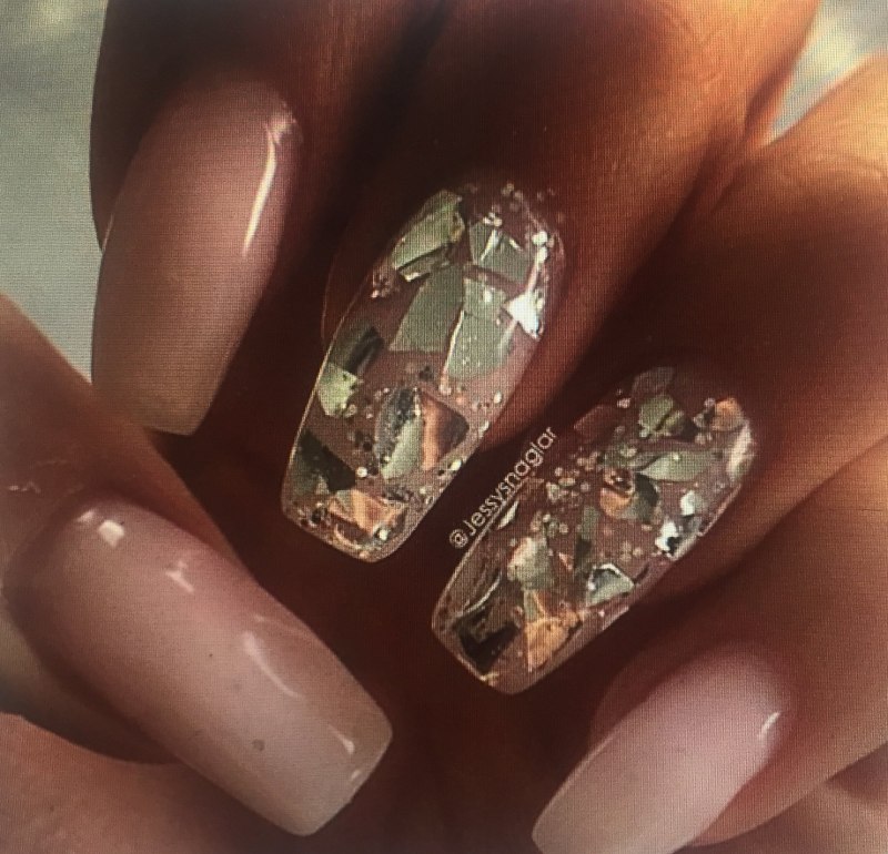 Ьмиое стекло на ногтях