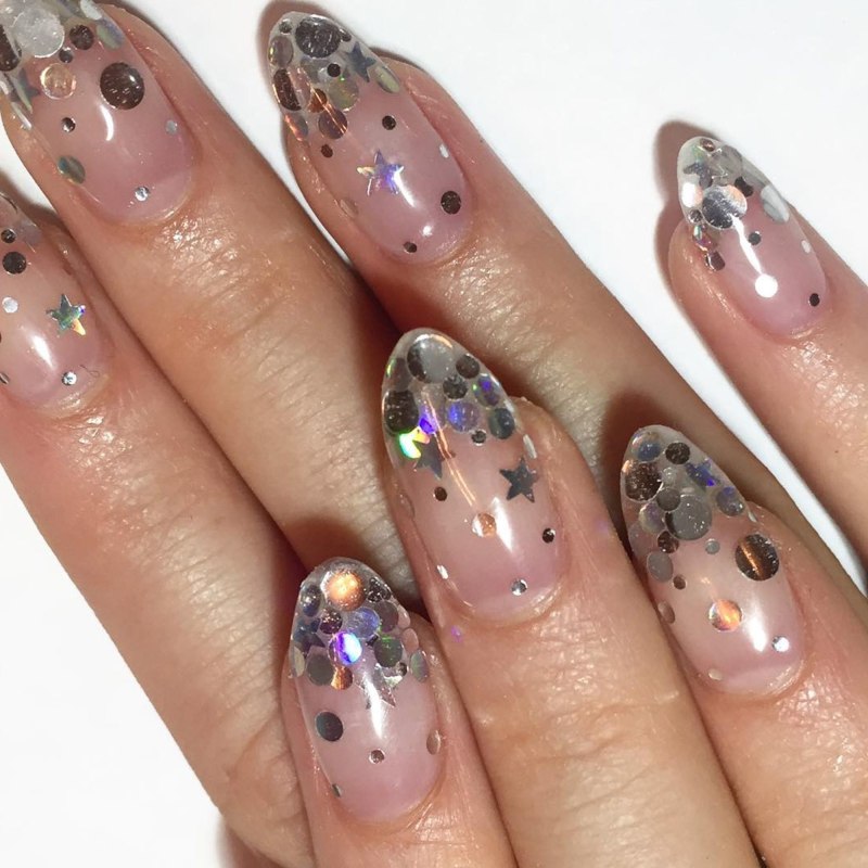 Прозрачные ногти с блестками