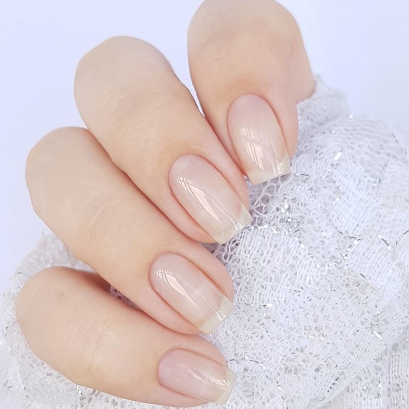 Полупрозрачный нюдовый маникюр гель лак