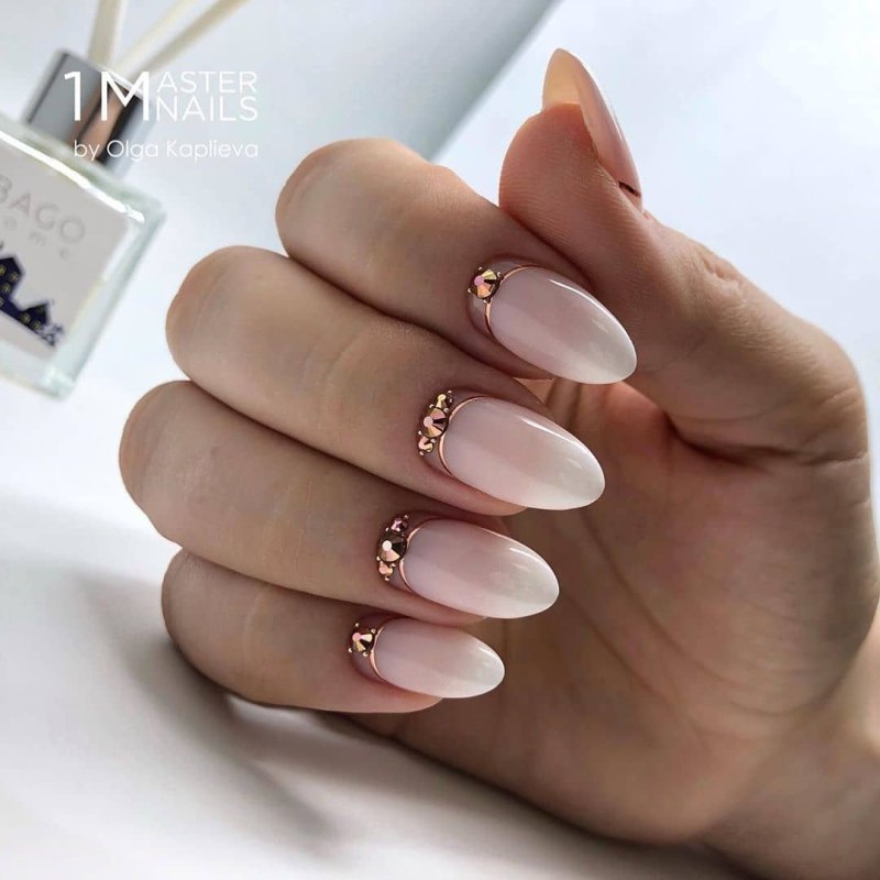 Маникюр нюд с золотом