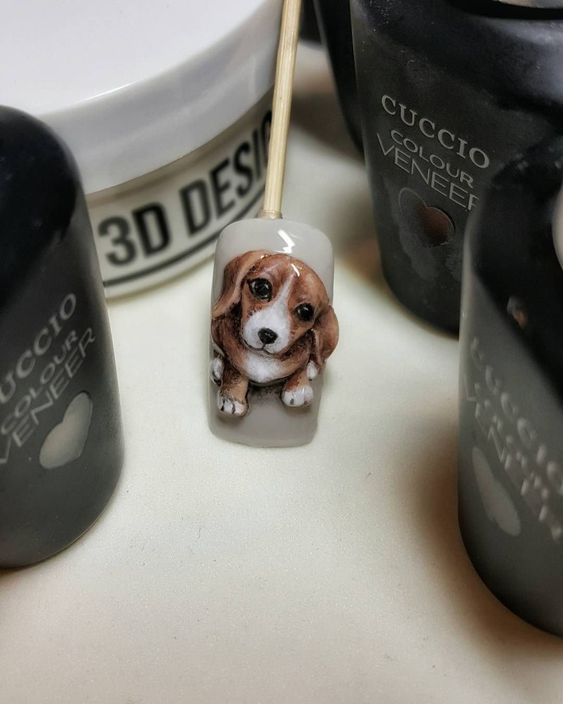 Белый маникюр с полосками