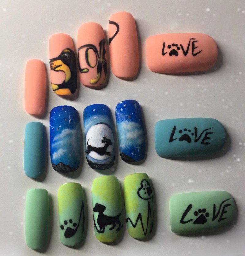 Такса на ногтях