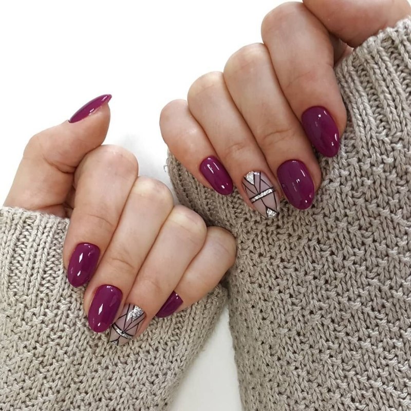 Нюдовый маникюр на миндалевидных ногтях