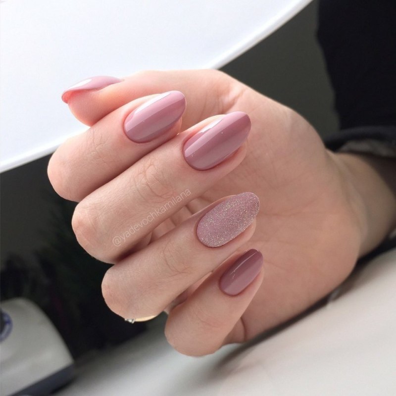 Нюдовый маникюр миндаль модный