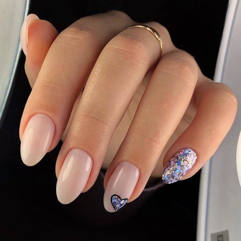 Ногти миндаль