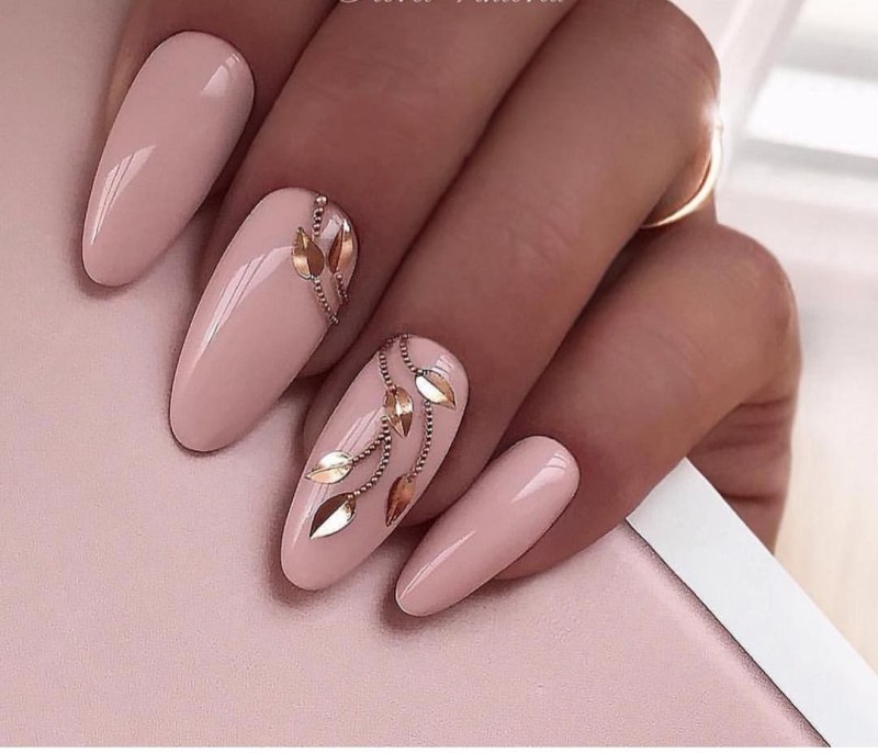 Нюдовый маникюр 2022 миндаль лето