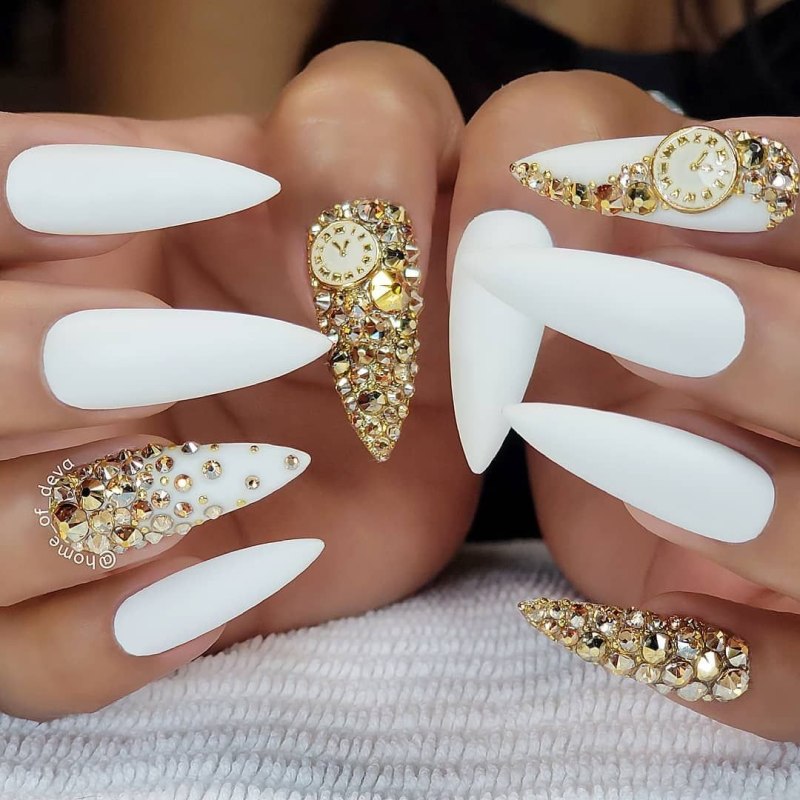 Ногти бежевые с серебром