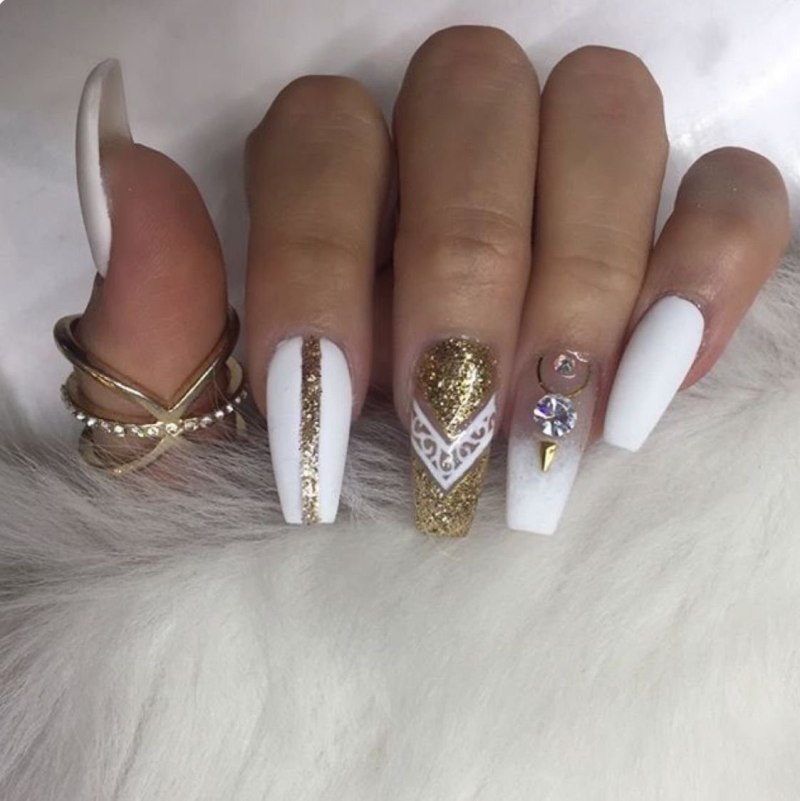 Белый маникюр на длинные ногти