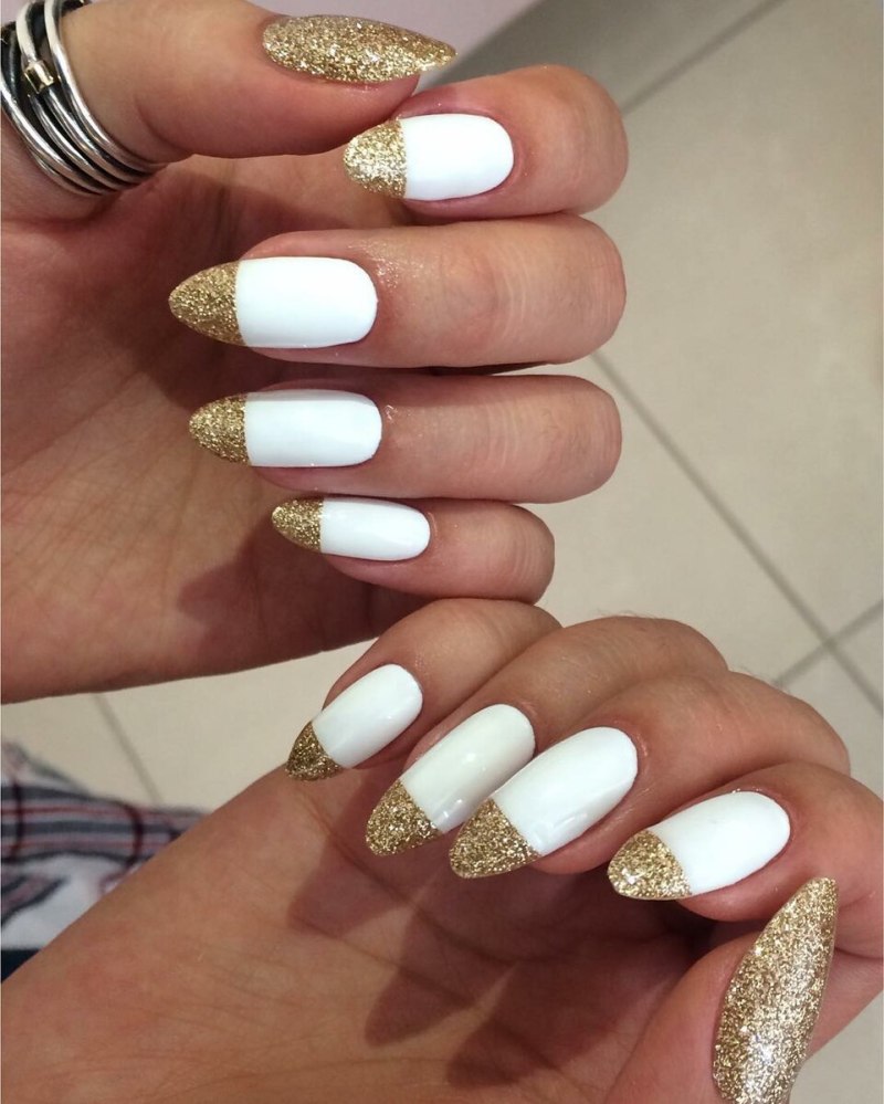 Маникюр бежевый с золотом и серебром