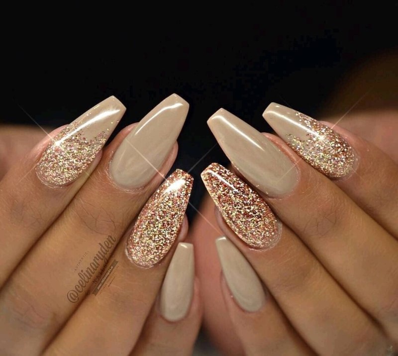 Маникюр белый с серебром