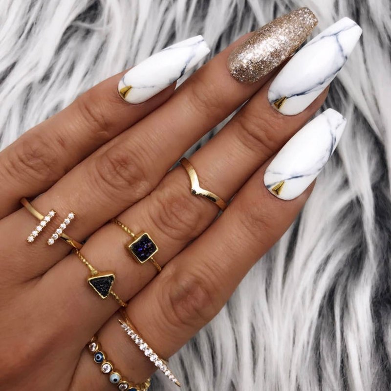 Ногти белые с золотом