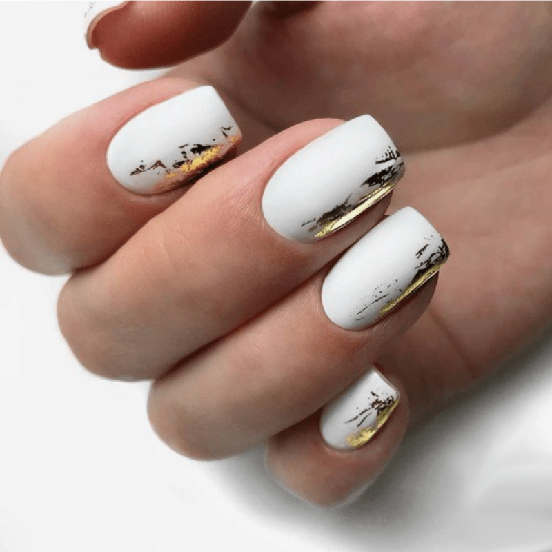 Маникюр бежевый с золотом