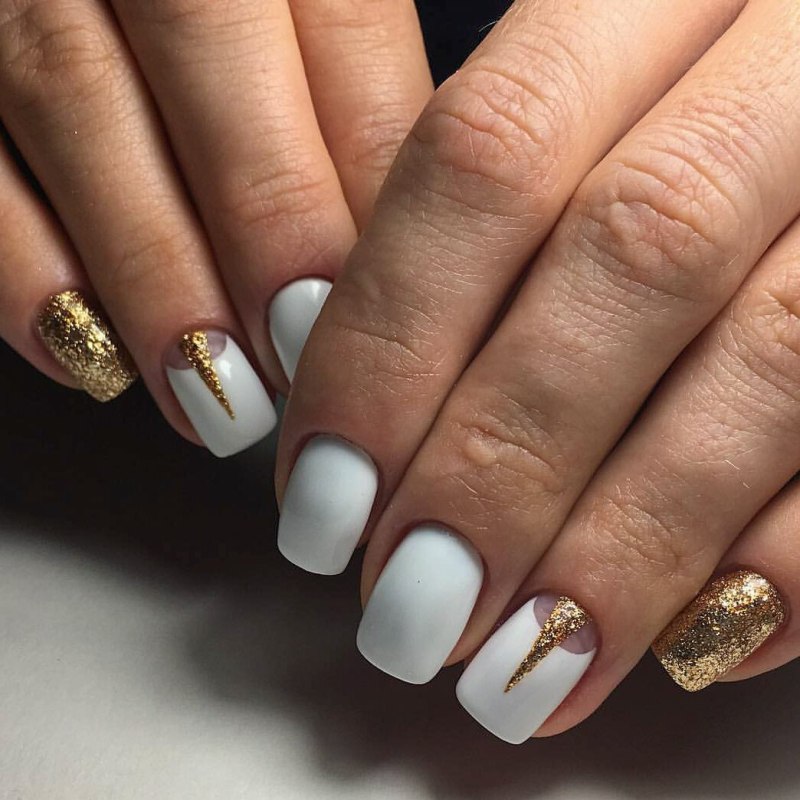 Маникюр белый мрамор