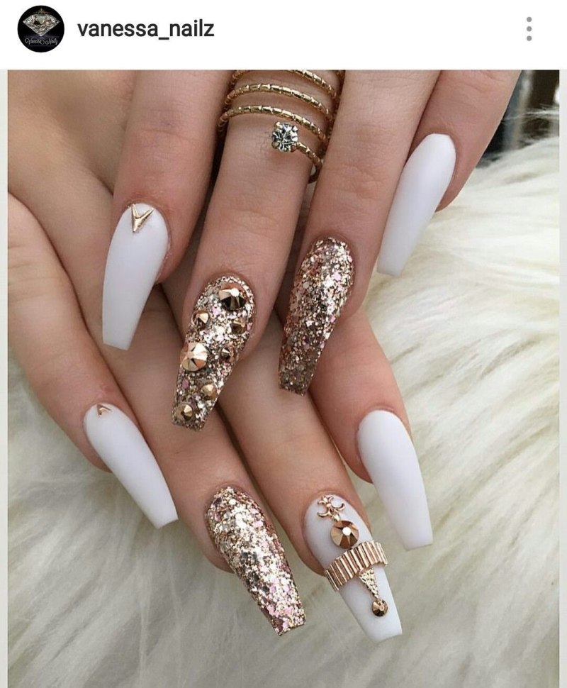 Бело золотые ногти