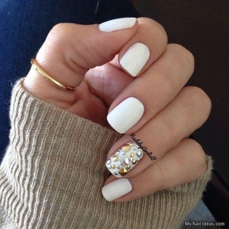 Белый лак с золотом маникюр