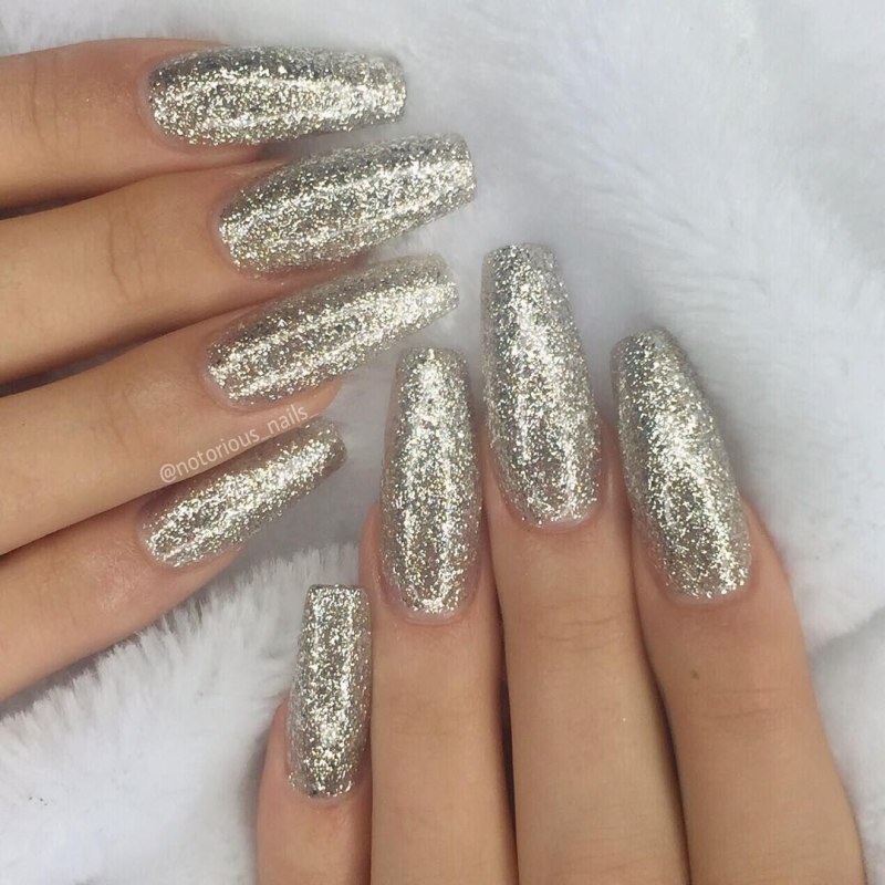 Наращивание ногтей белый с золотом