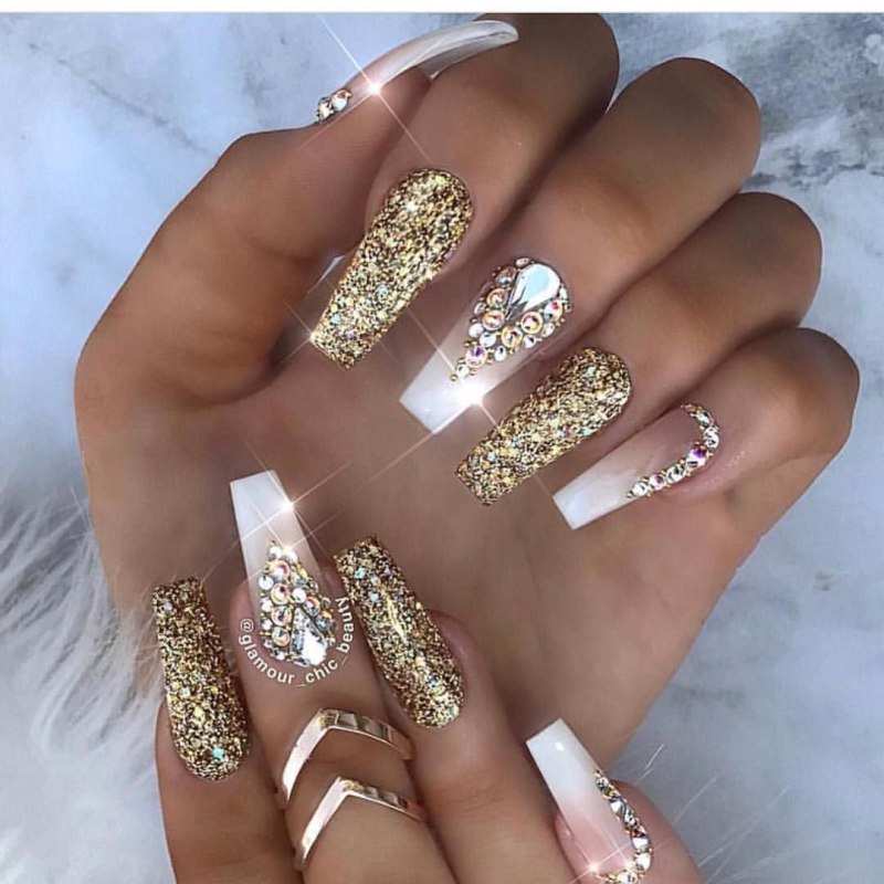 Ногти белые с золотом