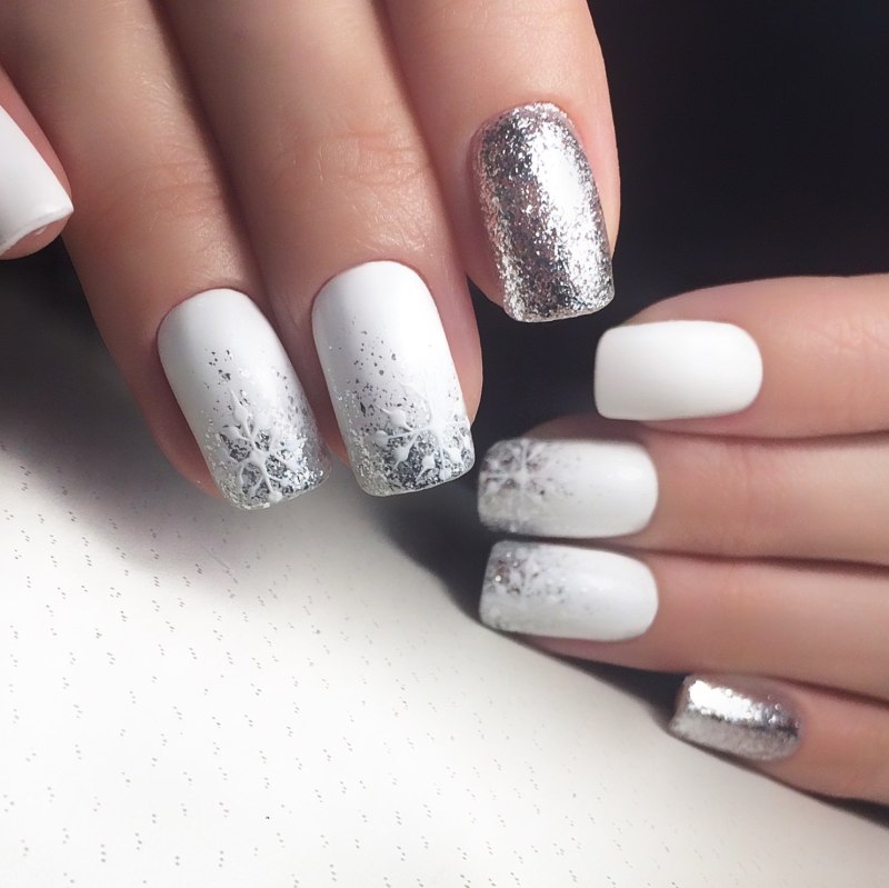 Ногти миндальные белые с золотом