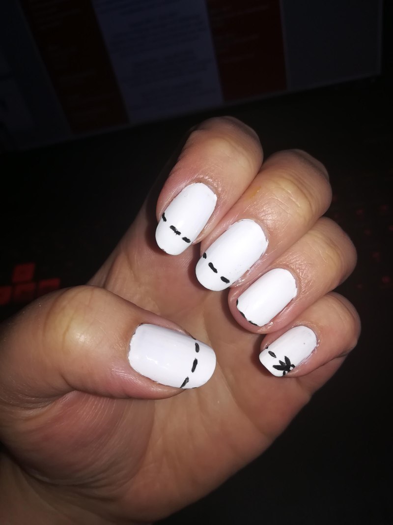 Маникюр с девушкой на ногтях со спины