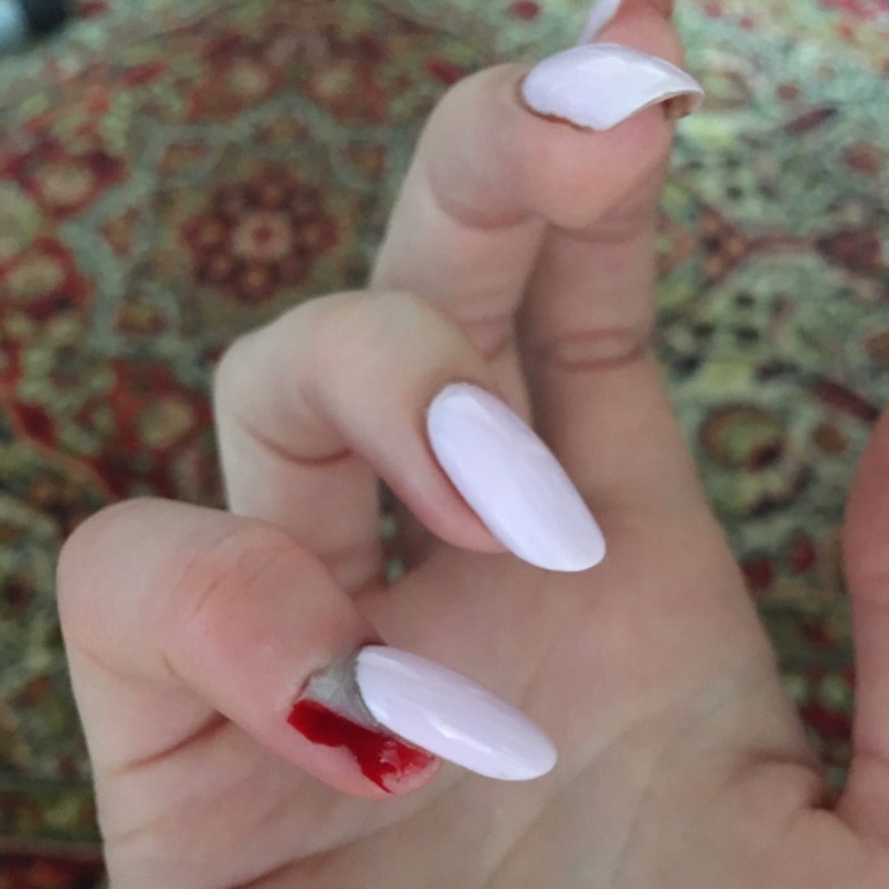 Сломанный нарощенный ноготь