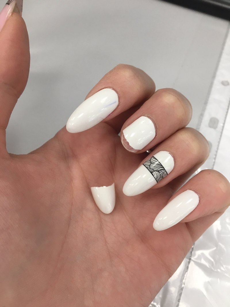 Маникюр белая молочная база