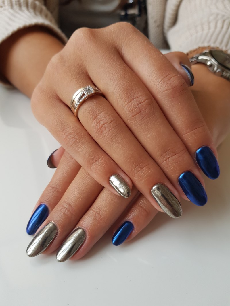 Маникюр с металлическими полосками