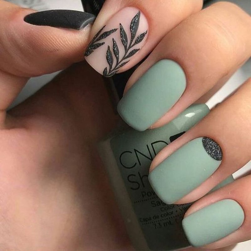 Ногти серо зеленые