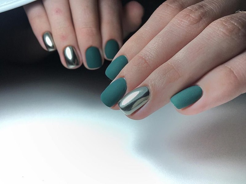 Серо-зеленый маникюр