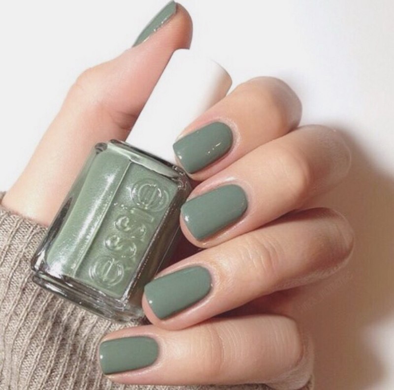 Серо-зеленый маникюр
