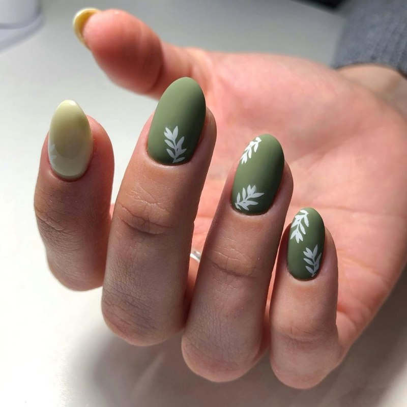 Оливковый матовый маникюр