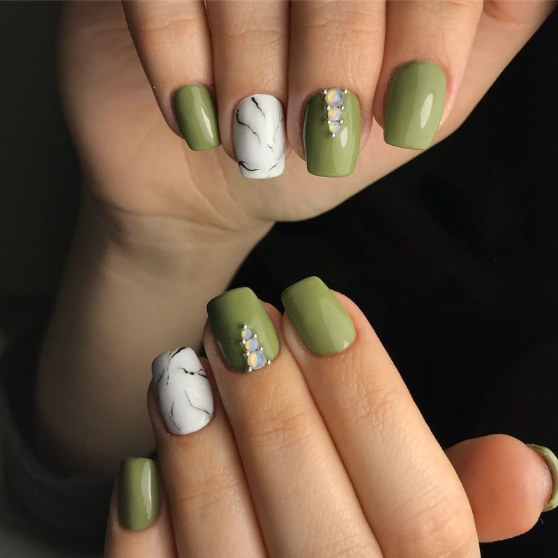 Оливковые ногти матовые