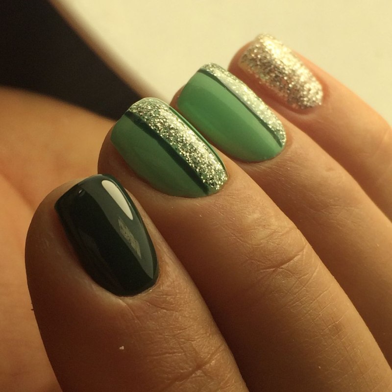 Маникюр зеленый с серым