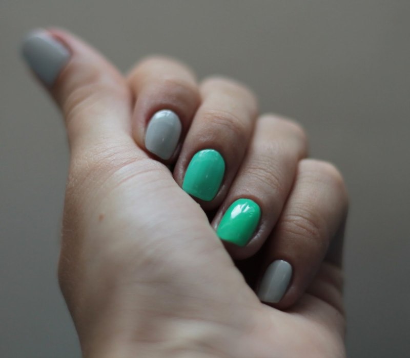 Ногти мятного цвета
