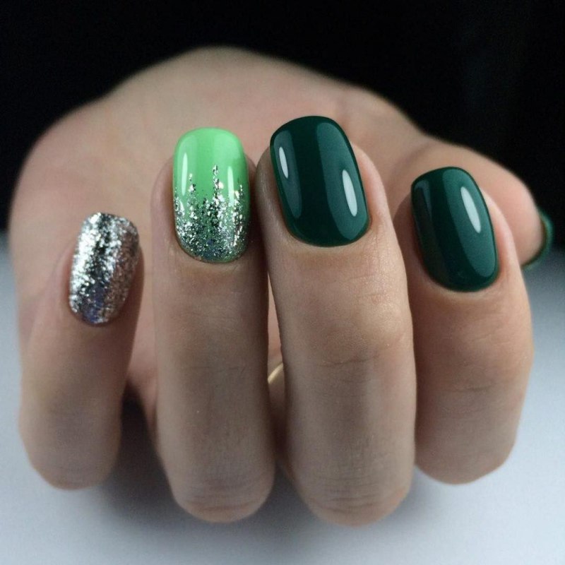 Серо-зеленый маникюр