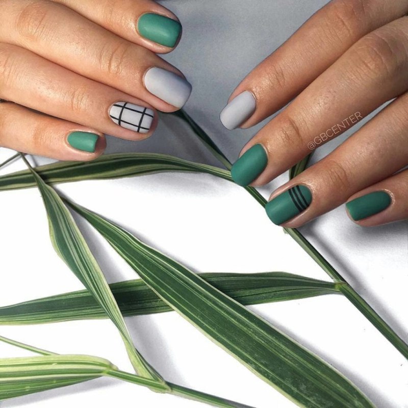 Серо-зеленый маникюр