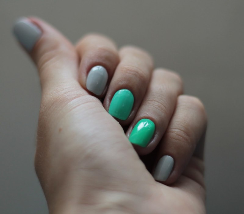 Салатовый матовый маникюр