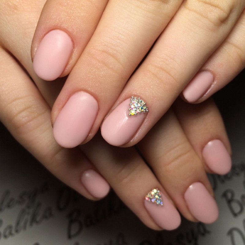 Розовые ногти со стразами