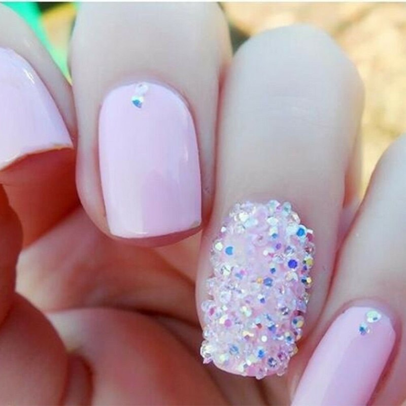 Молочный маникюр со стразами