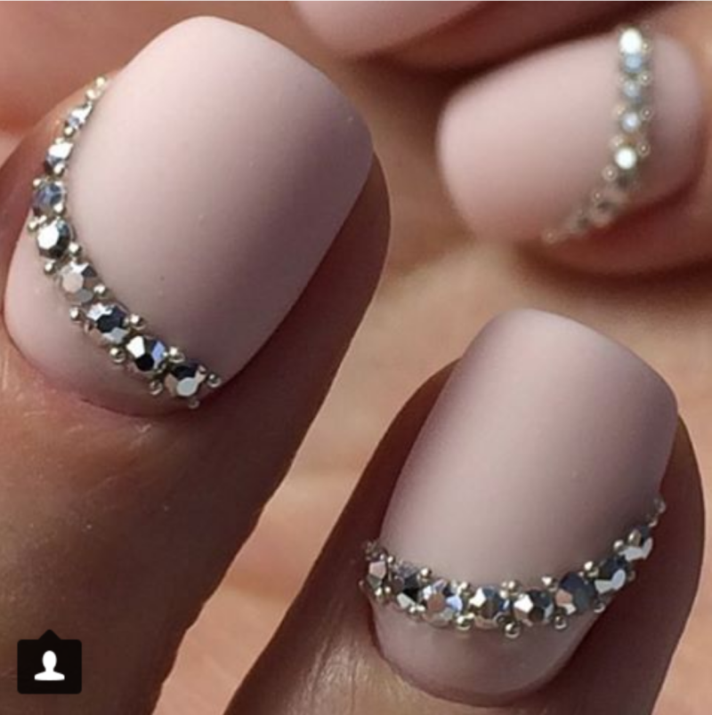 Маникюр со стразами на короткие ногти