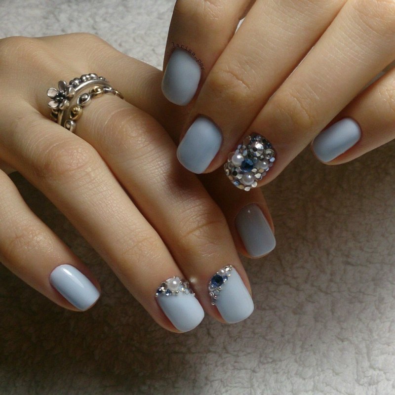 Маникюр с камушками