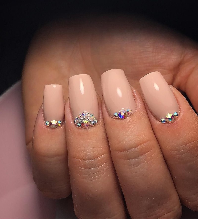 Ногти со стращстращами