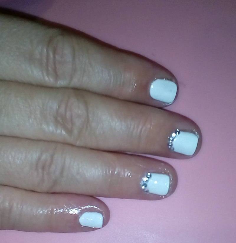 Маникюр со стразами на короткие ногти