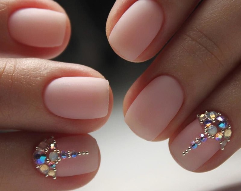 Бежевый маникюр со стразами