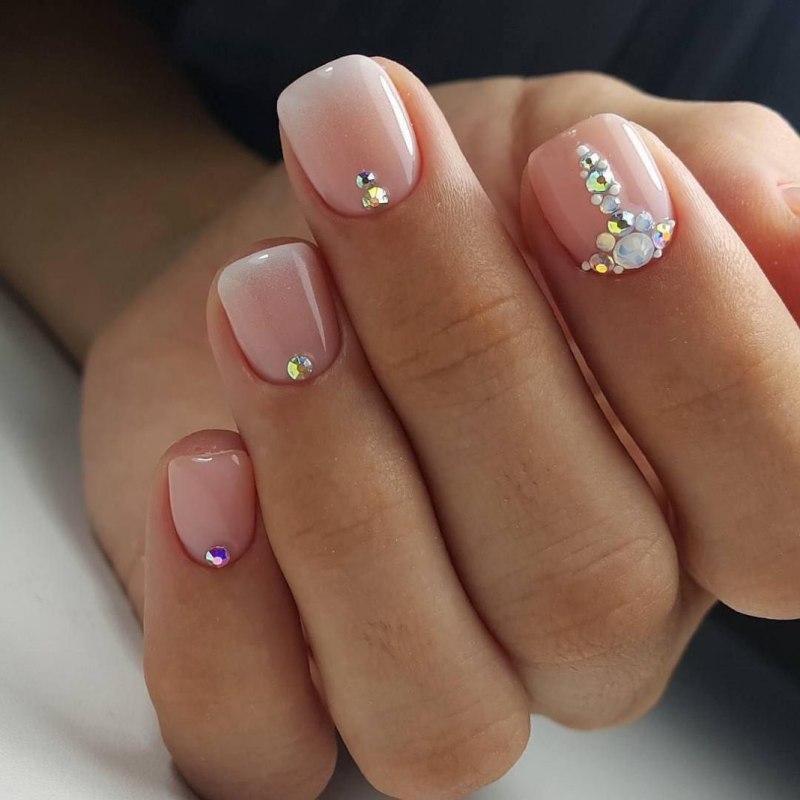 Маникюр со стразами Сваровски