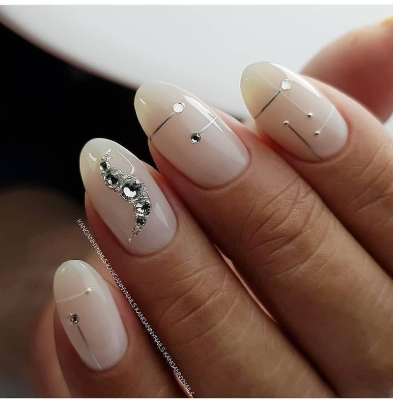 Бежевый маникюр со стразами