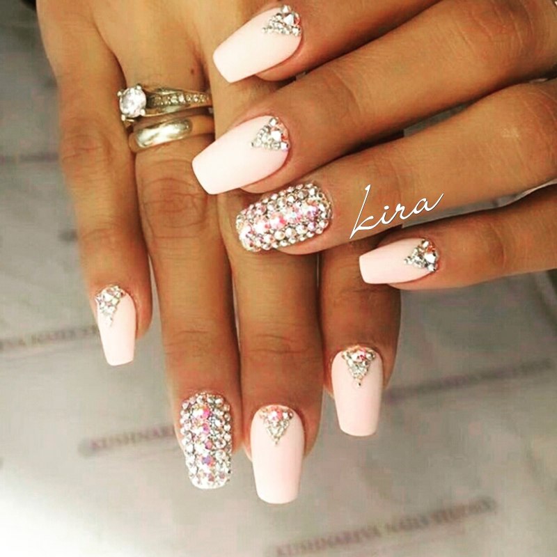 Маникюр со стразами