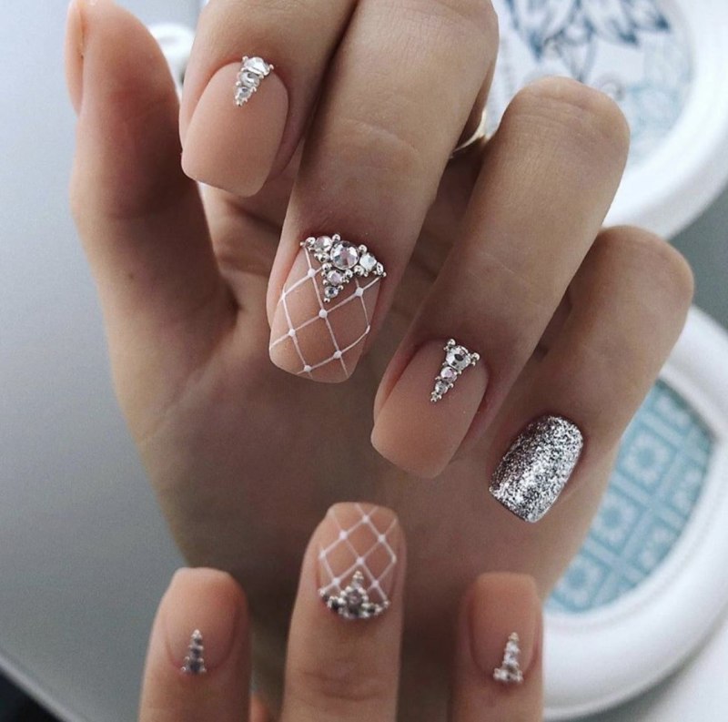 Бежевый маникюр со стразами